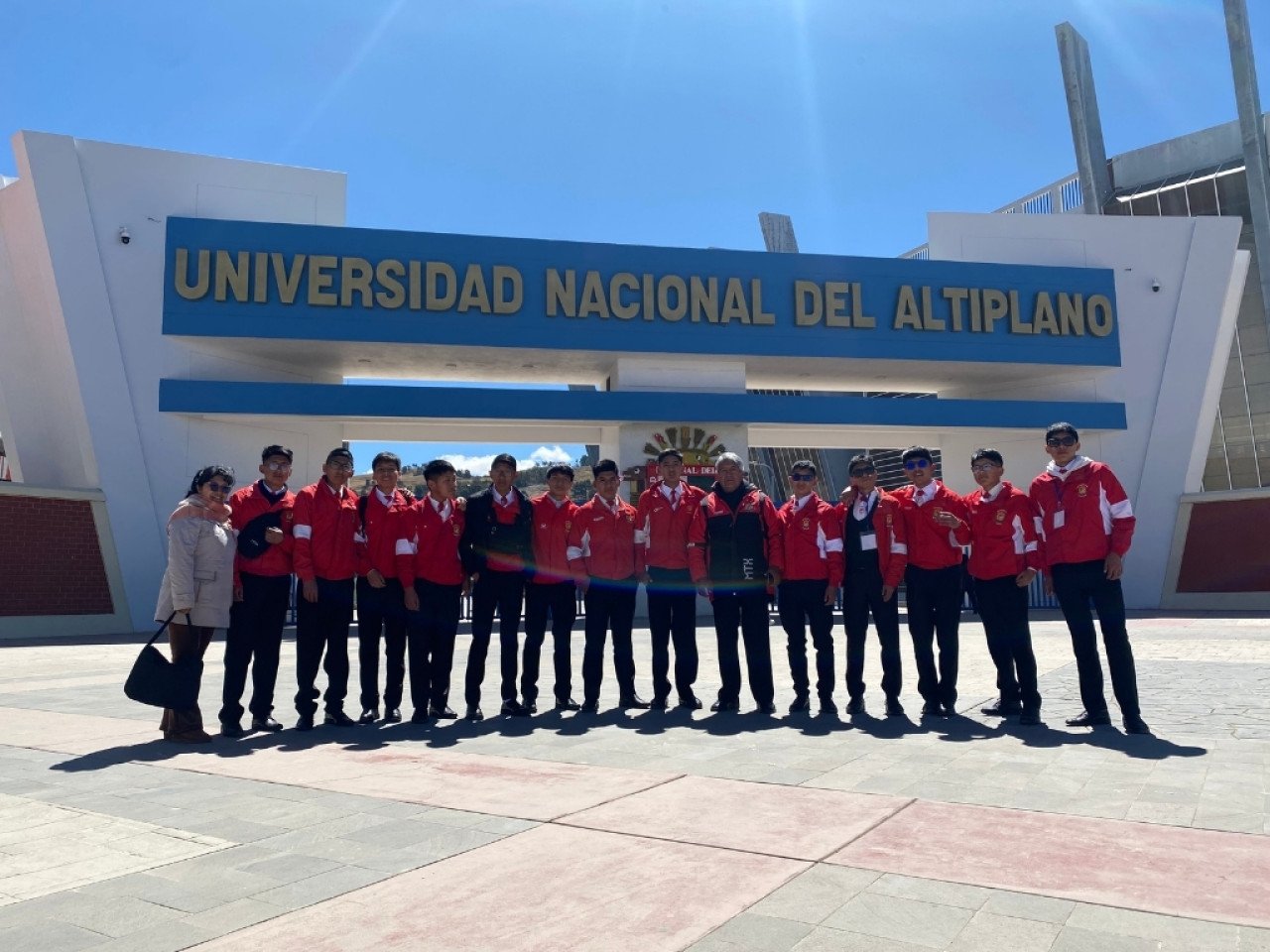 Delegacion Del Colegio Nacional Pichincha en Puno Peru